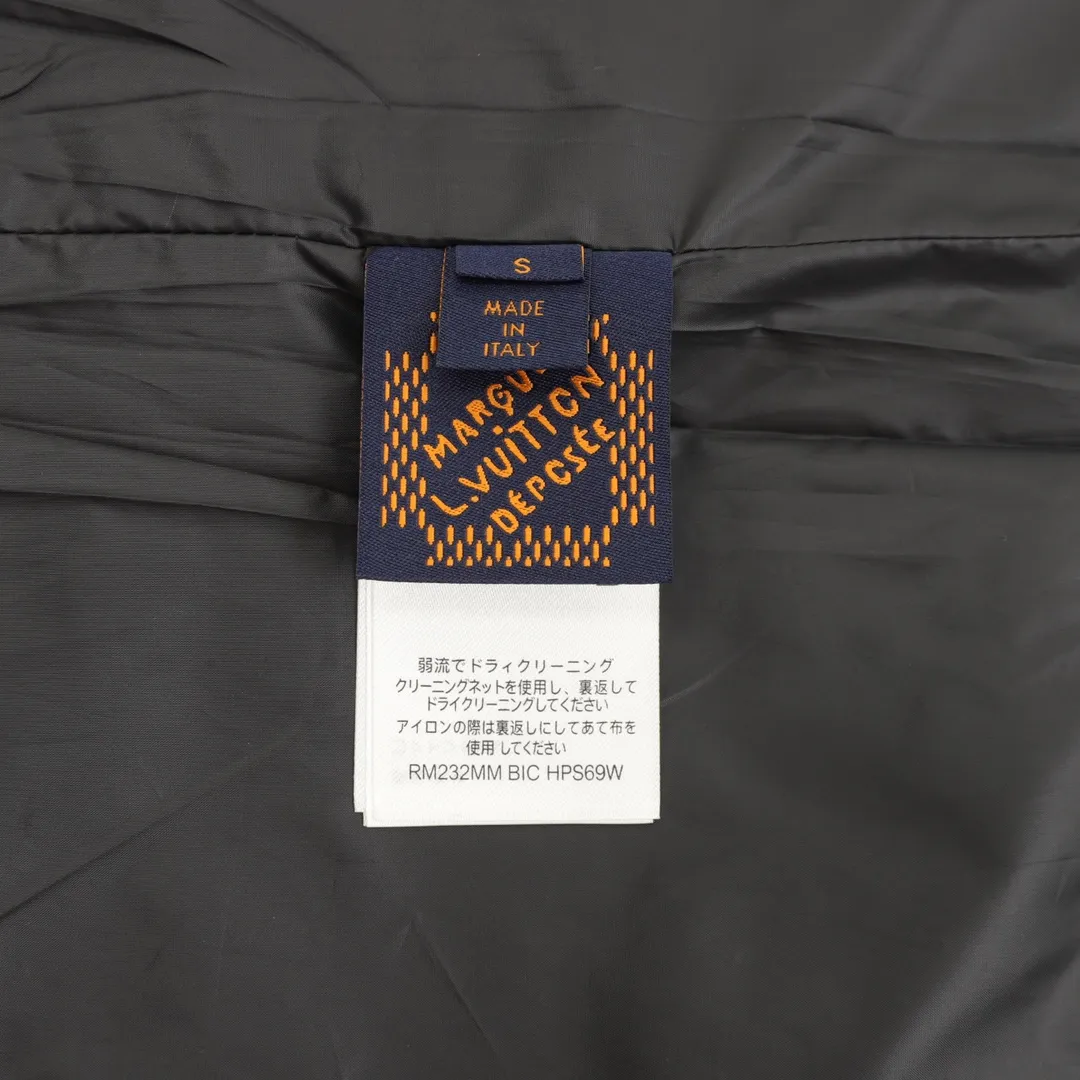 🅿️570 Louis Vuitton/Louis Vuitton Dark Pattern Windbreaker Jacket Needless to say, the style is low-key and luxurious. It brings out the 1V classic elements on both sides. The loose version makes the upper body casual and comfortable. The solid color side is a soft-shell jacket style, a simple solid color style, only the chest hardware is decorated, the hardware is removable, the inside and outside hardware are all double-sided engraved, the original version is the same and can be customized and dyed. The clothes are of the same color with no color difference, and the labor cost is expensive. The lining is made of silk jacquard fabric, and the classic full-width logo jacquard process requires everything to be woven, and the process cost is extremely high. Size: XS-L